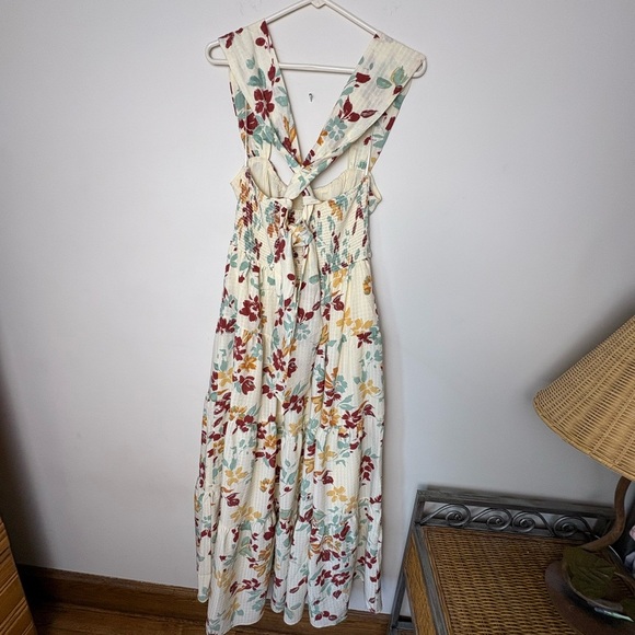 Moon River Backless Floral Dress with Pockets. Size M - Picture 5 of 12